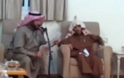 الشاعر حمد العقيل يلقي قصيدة في مجلس والده الشيخ عبدالله العقيل رحمه الله