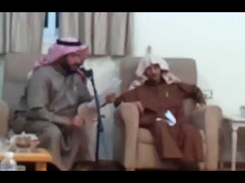 الشاعر حمد العقيل يلقي قصيدة في مجلس والده الشيخ عبدالله العقيل رحمه الله